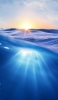 📱太陽の光 青い海の中 iPhone 12 Pro 壁紙・待ち受け