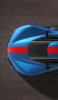📱俯瞰視点の青いメタリックなスポーツカー iPhone 13 Pro 壁紙・待ち受け