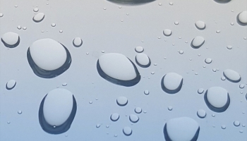 📱青いガラスについた大きな水滴 iPhone 12 Pro 壁紙・待ち受け