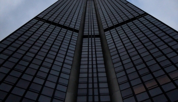📱下から見上げる黒い高層ビル iPhone 13 壁紙・待ち受け