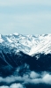 📱遠くに見える壮大な雪山 iPhone 12 Pro 壁紙・待ち受け