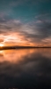 📱夕焼け 湖畔の風景 iPhone 12 Pro 壁紙・待ち受け