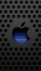 📱黒いメタルの穴 青い穴のアップルロゴ iPhone 12 壁紙・待ち受け