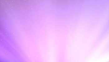 📱光輝く紫のオーロラ iPhone 13 Pro 壁紙・待ち受け