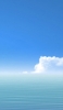 📱クリーンな空と白い雲と静かな海 iPhone 12 Pro 壁紙・待ち受け
