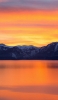 📱雪山とオレンジの夕焼けと湖 iPhone 13 Pro 壁紙・待ち受け