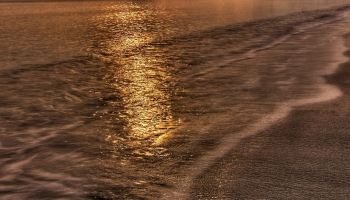 📱夕日の綺麗な波打ち際 iPhone 13 壁紙・待ち受け