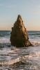 📱海に聳える尖った岩 iPhone 12 Pro 壁紙・待ち受け