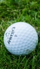 📱緑の芝生と白いゴルフボール iPhone 13 Pro 壁紙・待ち受け
