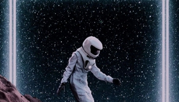📱月の斜面を歩く宇宙飛行士 iPhone 13 Pro 壁紙・待ち受け
