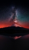 📱綺麗な星空と湖に鏡面して映る富士山 iPhone 12 Pro 壁紙・待ち受け
