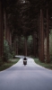 📱林道を疾走するバイク iPhone 12 Pro 壁紙・待ち受け