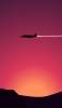 📱夕焼けと空飛ぶ飛行機のシルエット iPhone 12 Pro Max 壁紙・待ち受け