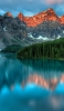 📱冷たい湖と林と山脈 iPhone 13 Pro Max 壁紙・待ち受け