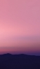 📱淡いピンクの空と山のシルエット iPhone 11 Pro Max 壁紙・待ち受け