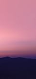 📱淡いピンクの空と山のシルエット iPhone 11 Pro Max 壁紙・待ち受け
