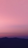 📱ピンクに染まる空と山のシルエット iPhone 13 Pro Max 壁紙・待ち受け