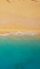 📱俯瞰視点の緑の海と砂浜 iPhone 13 Pro Max 壁紙・待ち受け