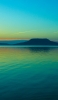 📱エメラルドグリーンの海と空と台形の島 iPhone 11 Pro Max 壁紙・待ち受け