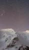 📱満天の星空と雪山 iPhone 13 Pro Max 壁紙・待ち受け