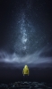📱銀河と黄色い洋服を着た人 iPhone XS Max 壁紙・待ち受け