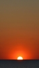 📱赤く光る夕日と暗い海 iPhone XS Max 壁紙・待ち受け