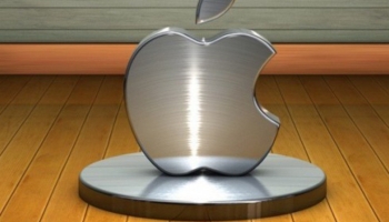 📱木のフロアー シルバーのアップルのロゴ iPhone 13 Pro Max 壁紙・待ち受け