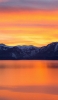 📱夕暮れ時の雪山と湖 iPhone 12 Pro Max 壁紙・待ち受け