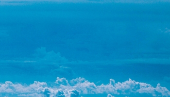 📱綺麗な雲と青空 iPhone 13 Pro Max 壁紙・待ち受け