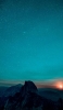 📱夕日と青い銀河と壮大な山 iPhone 13 Pro Max 壁紙・待ち受け