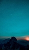 📱夕日と青い銀河と壮大な山 iPhone 12 Pro Max 壁紙・待ち受け