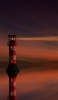 📱夜の海を照らす赤・白の灯台 iPhone 11 Pro Max 壁紙・待ち受け