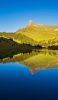 📱美しい黄緑の山と鏡面して映る湖 iPhone SE (第1世代) 壁紙・待ち受け