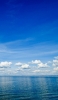 📱晴れた日の白い雲と青い海 iPhone SE (第1世代) 壁紙・待ち受け
