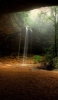 📱森の中の洞窟 流れ落ちる滝 iPhone SE (第1世代) 壁紙・待ち受け