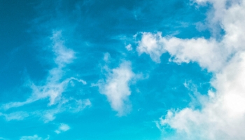 📱綺麗な水色の空 白い雲 夏 iPhone SE (第1世代) 壁紙・待ち受け