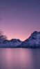 📱紫のグラデーションの空 雪山 冷たい湖 iPhone SE (第1世代) 壁紙・待ち受け