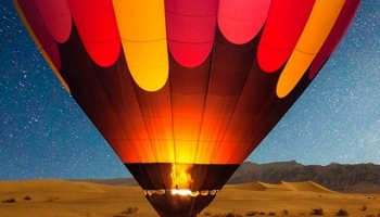 📱砂漠の上を飛ぶ気球 iPhone 5 壁紙・待ち受け