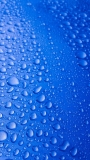 📱大量の水滴がついた青いガラス iPhone SE (第1世代) 壁紙・待ち受け