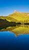 📱綺麗な黄緑の山と青い湖 iPhone SE (第3世代) 壁紙・待ち受け