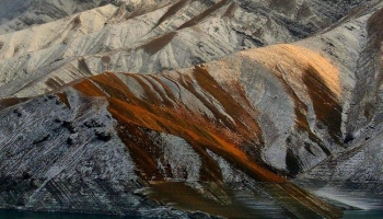 📱複雑な地形の雪山と湖 iPhone SE (第2世代) 壁紙・待ち受け