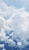 📱夏の綺麗な青い空と白い雲 iPhone SE (第2世代) 壁紙・待ち受け