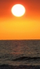 📱夕暮れ 真っ赤な太陽 暗い海 iPhone SE (第3世代) 壁紙・待ち受け