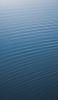 📱穏やかな海の水面 iPhone SE (第3世代) 壁紙・待ち受け