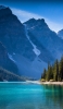 📱青い綺麗な湖と森林と雪山 iPhone 8 壁紙・待ち受け