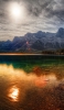 📱太陽 壮大な岩山 湖 iPhone 7 壁紙・待ち受け