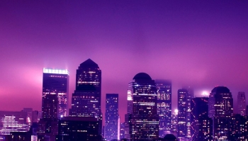 📱綺麗な高層ビル群の都会 紫 iPhone SE (第3世代) 壁紙・待ち受け
