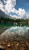 📱青空と山に囲まれた透明度の高い湖 iPhone 7 壁紙・待ち受け