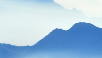 📱水墨画 青い山脈 iPhone SE (第3世代) 壁紙・待ち受け