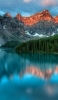 📱赤土色の山脈と山林と湖 iPhone 7 壁紙・待ち受け